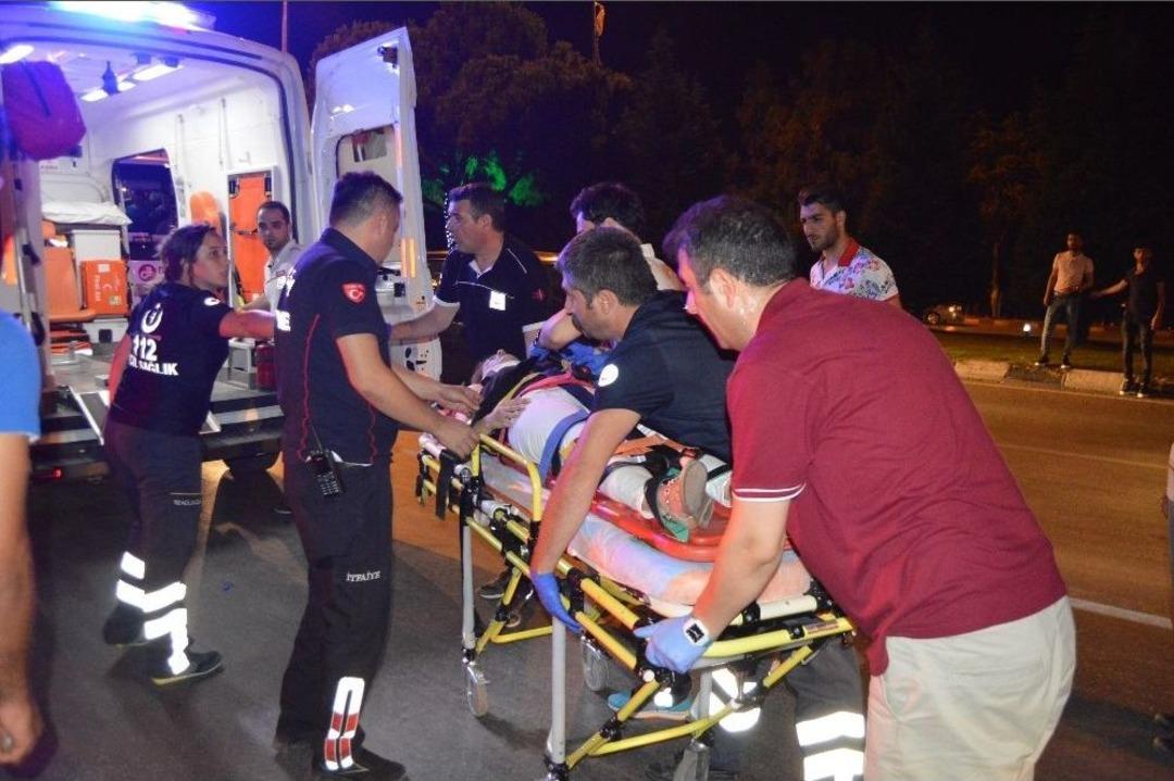 Kaldırımda Y&uuml;r&uuml;yen Yayalara Otomobil &Ccedil;arptı: 6 Yaralı