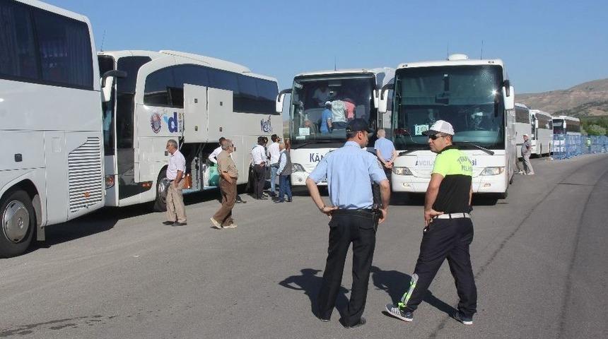 Sivas Olaylarının 24. Yıl D&ouml;n&uuml;m&uuml; Anmaları İ&ccedil;in İl Dışından Sivas&rsquo;a Gelen Ara&ccedil;lar Didik Didik Arandı