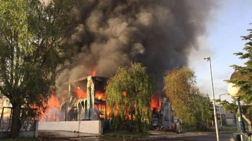 &Ccedil;erkezk&ouml;y'de Fabrika Yangını