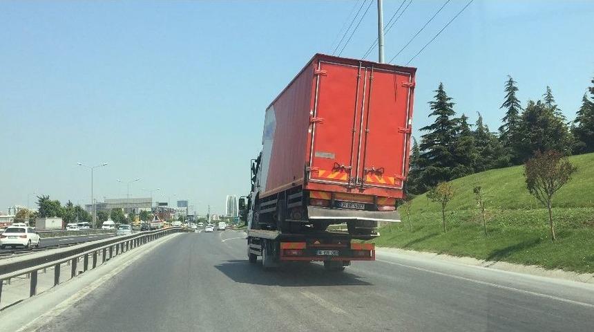 (&ouml;zel Haber) &Ccedil;ekicinin &Uuml;st&uuml;ndeki Yamuk Haldeki Kamyon Faciaya Davetiye &Ccedil;ıkardı