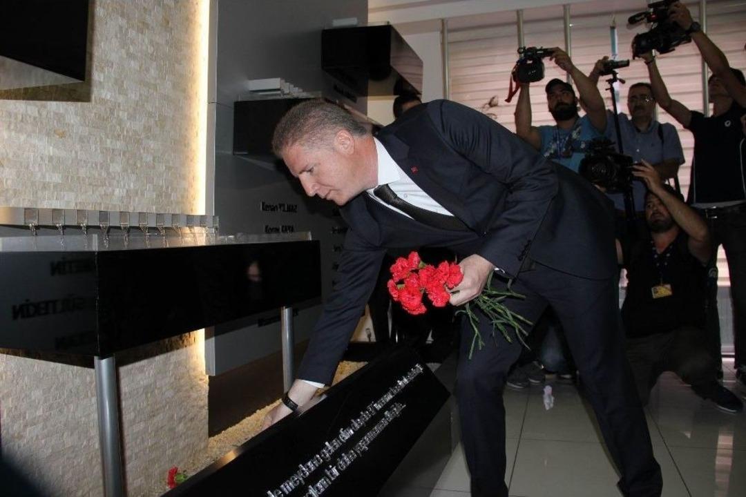 Madımak&rsquo;ta Hayatını Kaybedenler Anısına Karanfil Bırakıldı