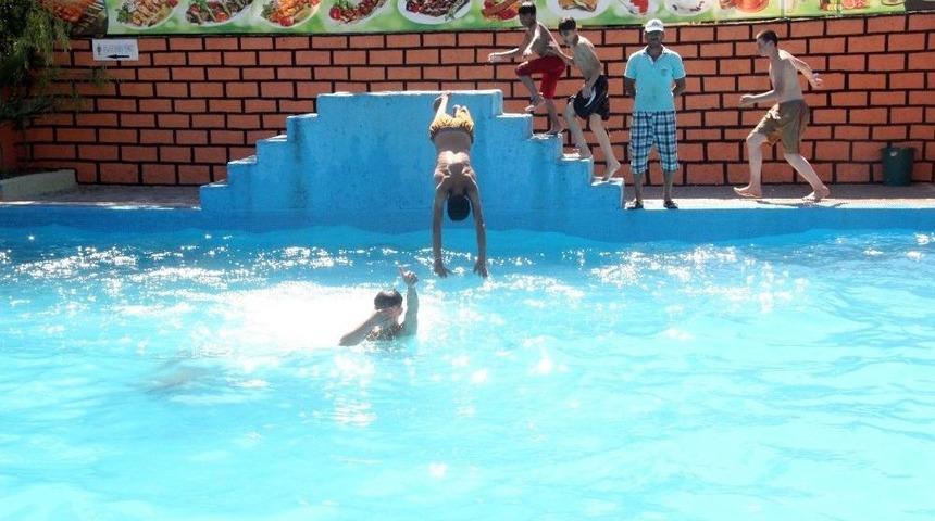 Afrika Sıcaklarından Etkilenen T&uuml;rk Ve Suriyeli Gen&ccedil;ler Havuza Koştu