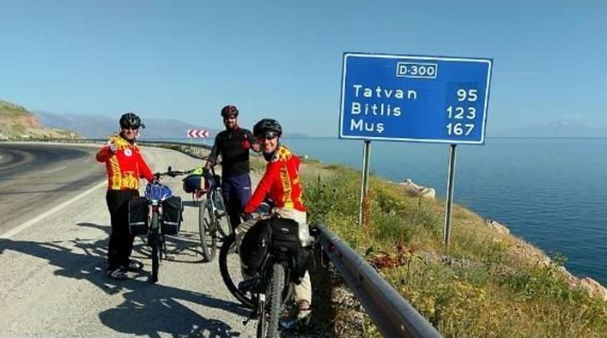 Van G&ouml;l&uuml; Etrafını Bisikletle Turladılar