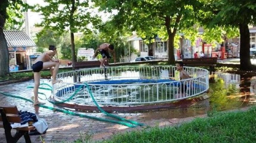 S&uuml;s Havuzunda Serinlediler