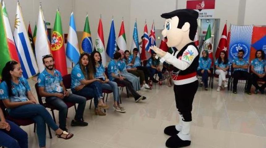 Olimpiyat Maskotu &Ccedil;akır, G&ouml;n&uuml;ll&uuml;lere Işaret Dili &Ouml;ğretti