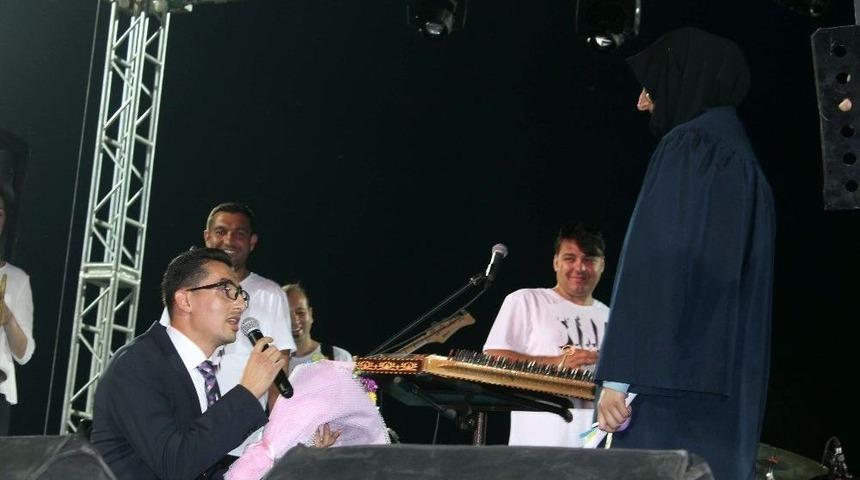 (&ouml;zel Haber) Mezuniyet T&ouml;reninde S&uuml;rpriz Evlenme Teklifi