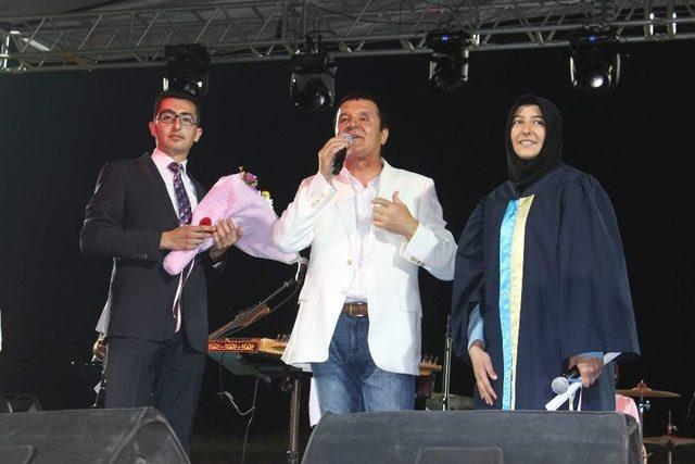 (özel Haber) Mezuniyet Töreninde Sürpriz Evlenme Teklifi 1