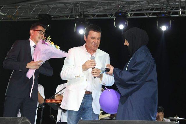 (özel Haber) Mezuniyet Töreninde Sürpriz Evlenme Teklifi 2