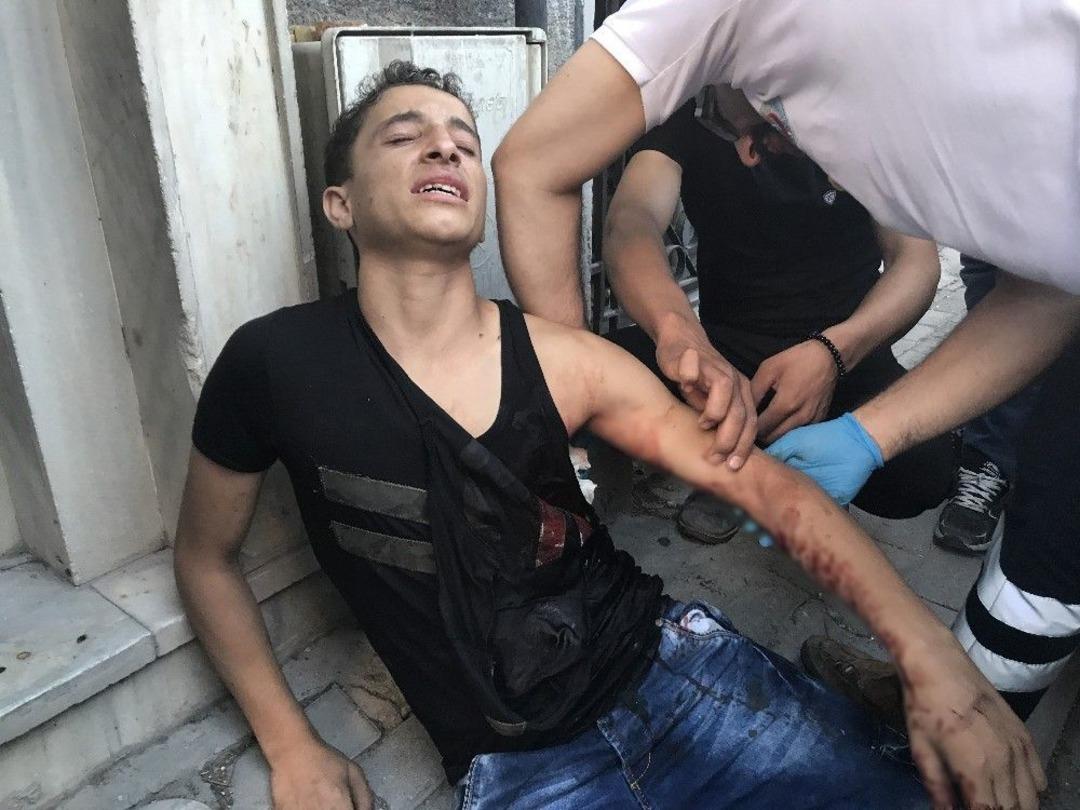 Bı&ccedil;aklanan İki Kardeş Metrelerce Y&uuml;r&uuml;d&uuml;kten Sonra Yere Yığıldı