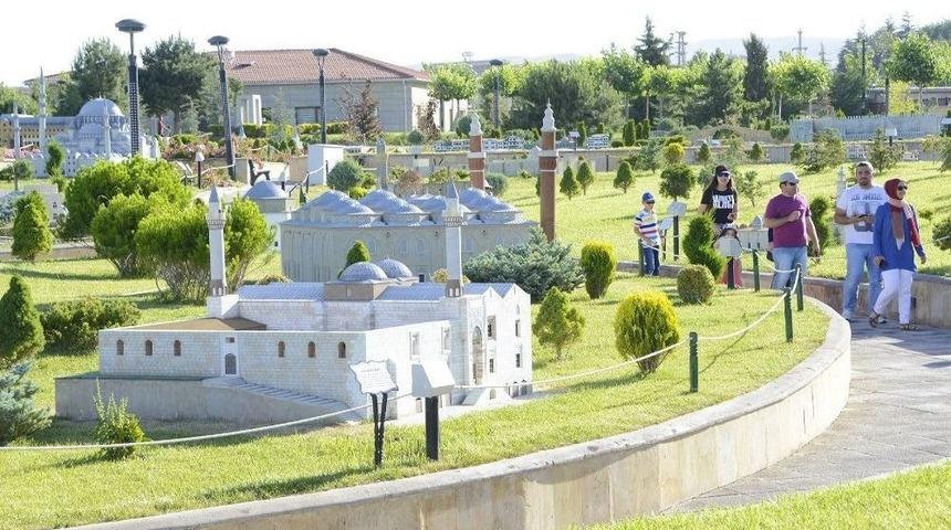 80 Binde Devr-i Alem&rsquo;e Yoğun İlgi