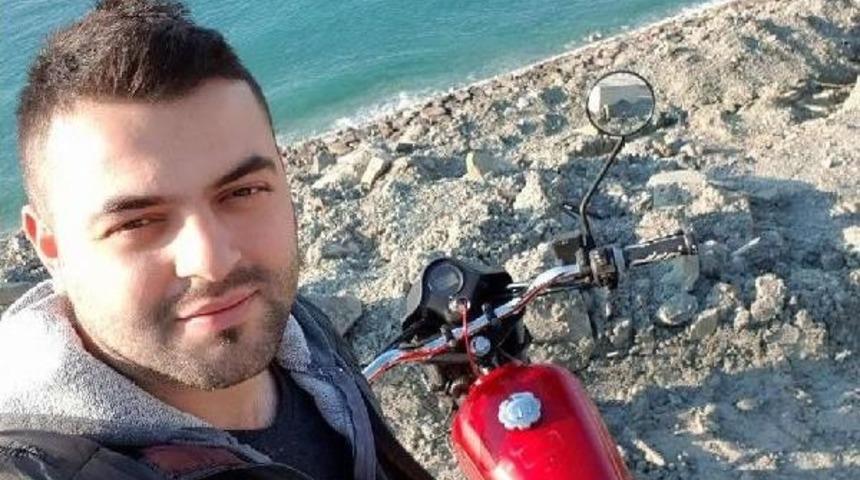 Trafik Tabelasına &Ccedil;arpan Motosikletin S&uuml;r&uuml;c&uuml;s&uuml; &Ouml;ld&uuml;