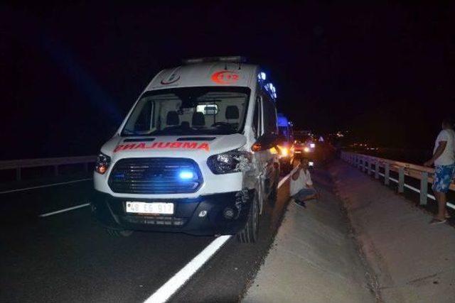 Ambulans Traktöre Çarptı: 2'si Sağlık Görevlisi 3 Yaralı