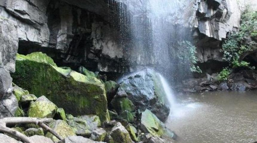 T&uuml;rkmen Şelalesi'nde Buz Gibi Serinlik