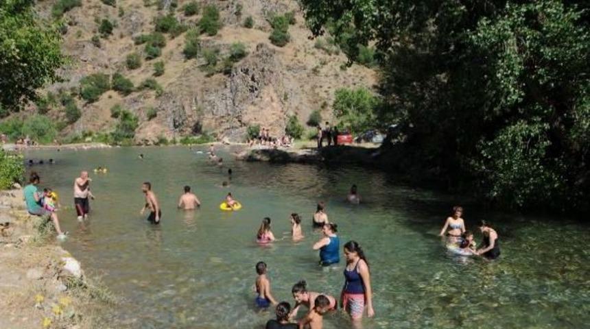 Munzur'da &Ccedil;atışmaların G&ouml;lgesinde Plaj Keyfi