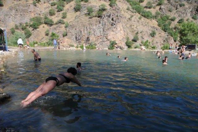 Munzur'da Çatışmaların Gölgesinde Plaj Keyfi