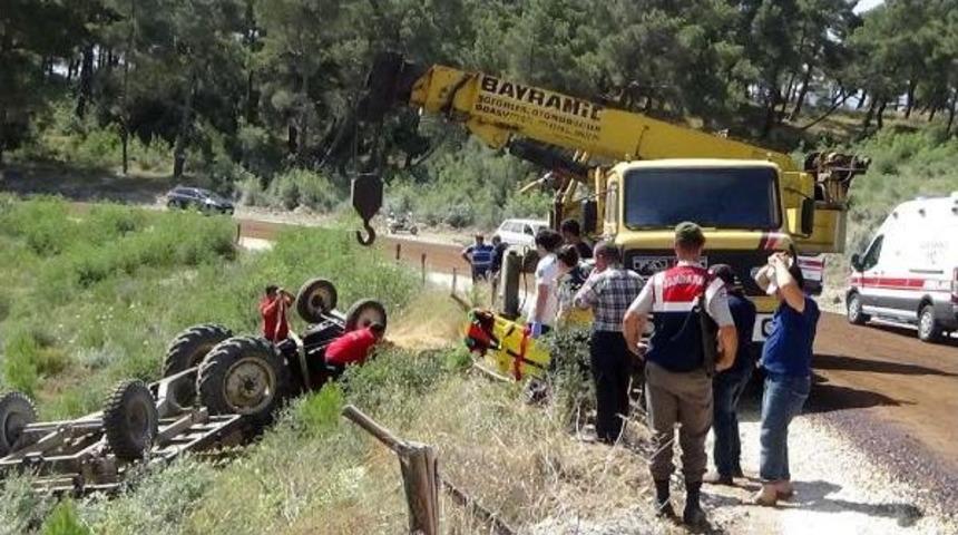 Devrilen Trakt&ouml;r&uuml;n Altında Kalan &Ccedil;ift &Ouml;ld&uuml;, Torunları Yaralandı