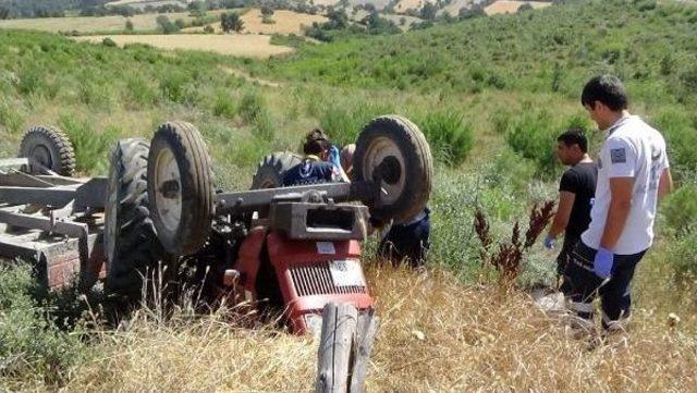 Devrilen Traktörün Altında Kalan Çift Öldü, Torunları Yaralandı