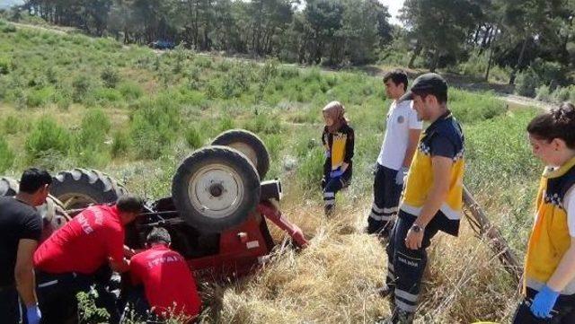 Devrilen Traktörün Altında Kalan Çift Öldü, Torunları Yaralandı