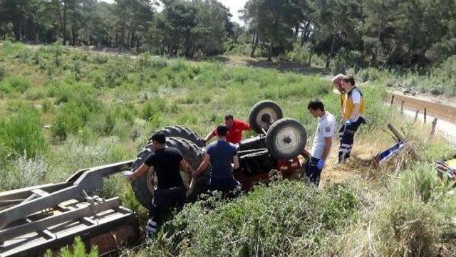 Devrilen Traktörün Altında Kalan Çift Öldü, Torunları Yaralandı