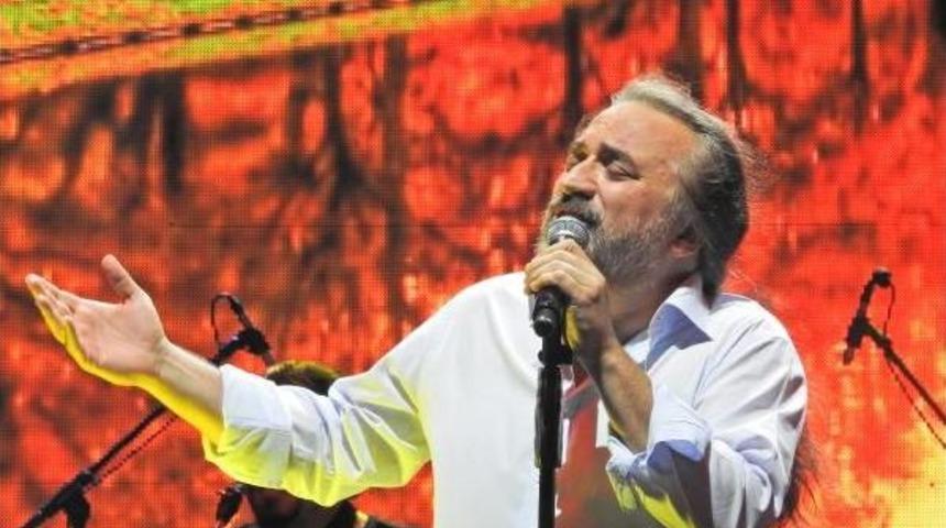 &Ccedil;eşme'de 'ata'ya Saygı' G&ouml;sterisi