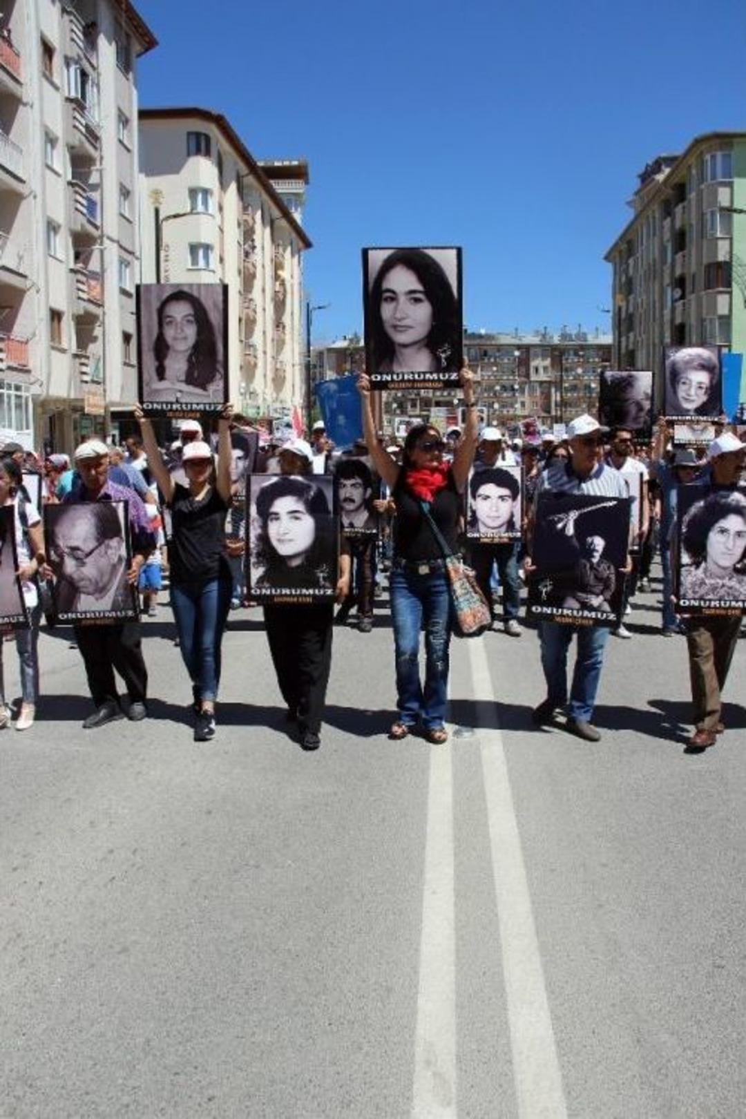 Madımak&rsquo;ta &Ouml;lenler G&ouml;zyaşlarıyla Anıldı