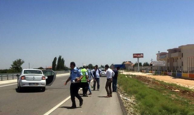 Karaman’da Otomobil İle Hafif Ticari Araç Çarpıştı: 3 Yaralı