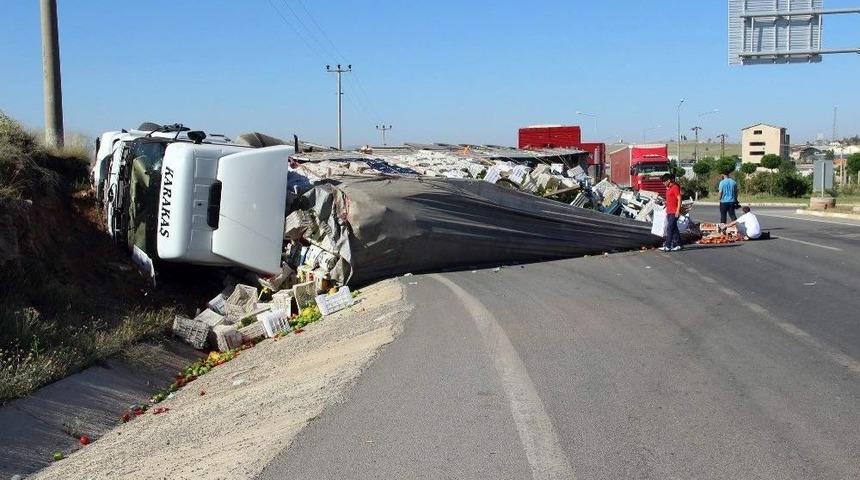 Sivas&rsquo;ta Sebze Ve Meyve Y&uuml;kl&uuml; Tır Devrildi: 1 Yaralı