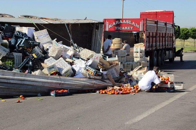 Sivas’ta Sebze Ve Meyve Yüklü Tır Devrildi: 1 Yaralı