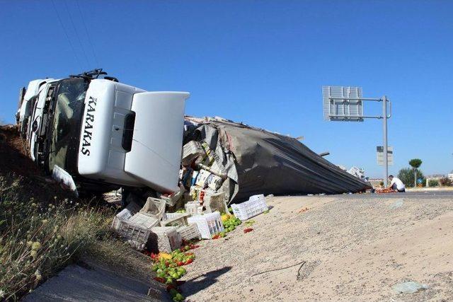 Sivas’ta Sebze Ve Meyve Yüklü Tır Devrildi: 1 Yaralı