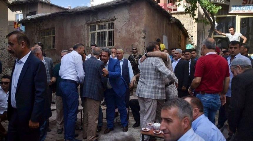 Aşiret D&uuml;ğ&uuml;n&uuml;nde 100 Koyun Kesildi