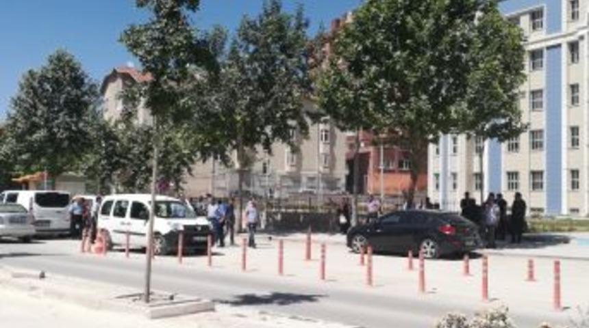 Kasten Yaralama Su&ccedil;undan Tutuklanan Zanlının Ailesi Adliye &Ouml;n&uuml;nde Arbede &Ccedil;ıkarttı