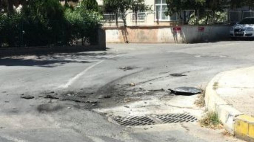 İstanbul&rsquo;da Sıcaktan Araba Yandı