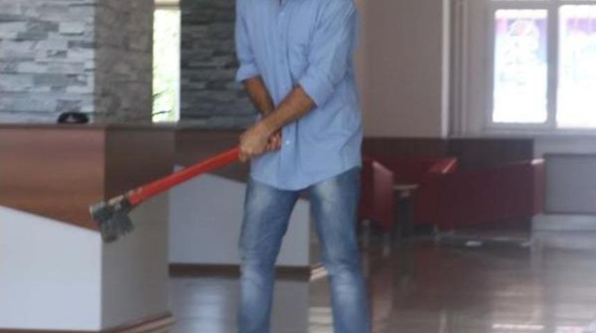 M&uuml;ft&uuml;l&uuml;k Binasına Girip Polislere Baltayla Saldırdı