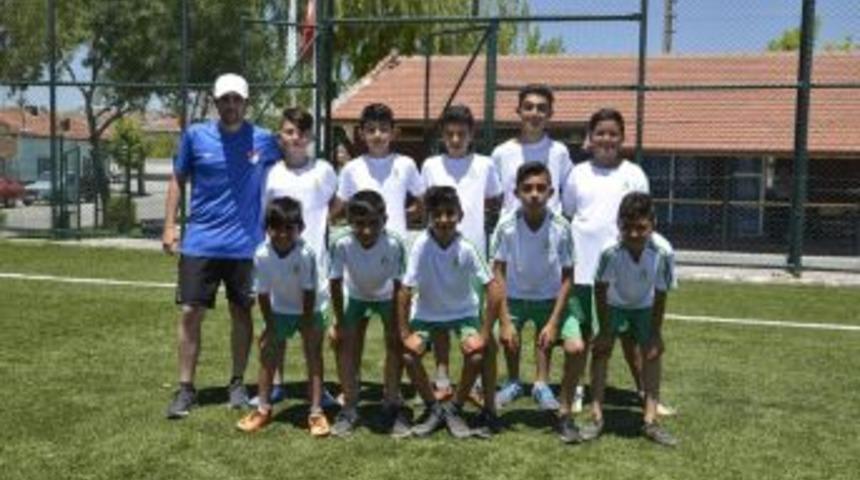 &Ccedil;ocuklar, Ediz Bahtiyaroğlu Futbol Sahasında Topbaşı Yaptı