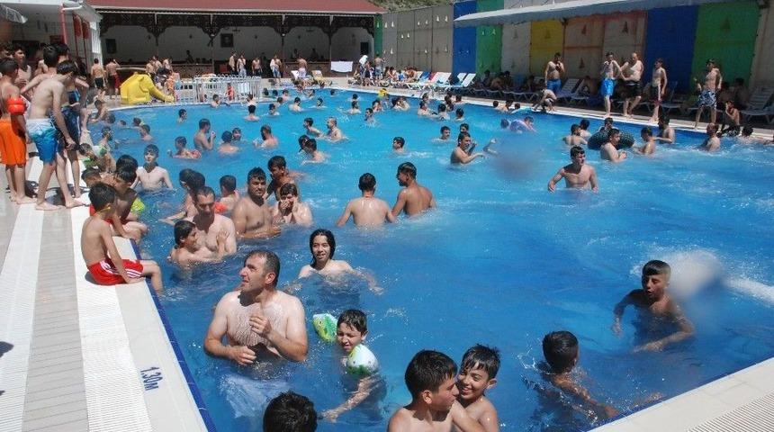 Sıcak Havadan Bunalanlar Aqua Parka Akın Etti