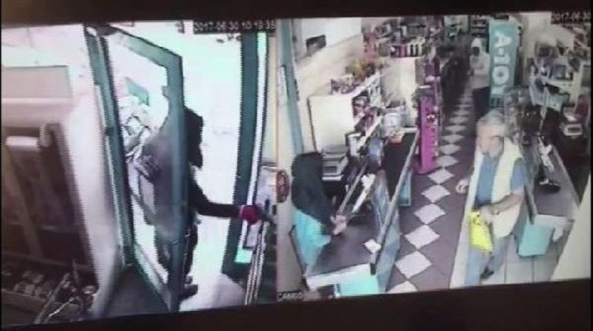 Beyoğlu'nda 1 Dakika S&uuml;ren Market Soygunu G&uuml;venlik Kamerasında