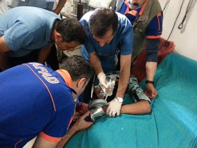 Van&rsquo;da Parmağına Y&uuml;z&uuml;k Sıkışan Gencin İmdadına Afad Ekipleri Yetişti 1