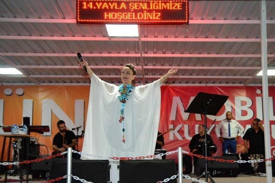 Yayla Şenlikleri&rsquo;nde Belkıs Akkale R&uuml;zgarı