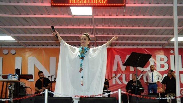 Yayla Şenlikleri’nde Belkıs Akkale Rüzgarı