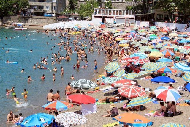 Hava Sıcaklığı 30 Dereceyi Ge&ccedil;ti, Plajlar Doldu Taştı 1