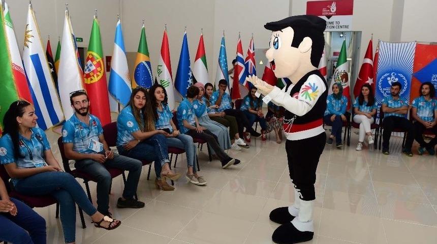 &Ccedil;akır, G&ouml;n&uuml;ll&uuml;lere İşaret Dili &Ouml;ğretti