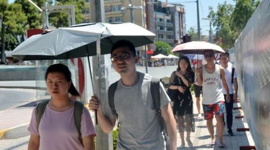 Antalya'da Şemsiyesiz Sokağa &Ccedil;ıkılmıyor