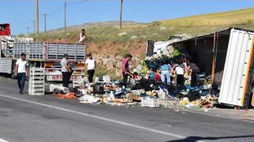 Sivas'ta Tır Devrildi, S&uuml;r&uuml;c&uuml; Yaralandı