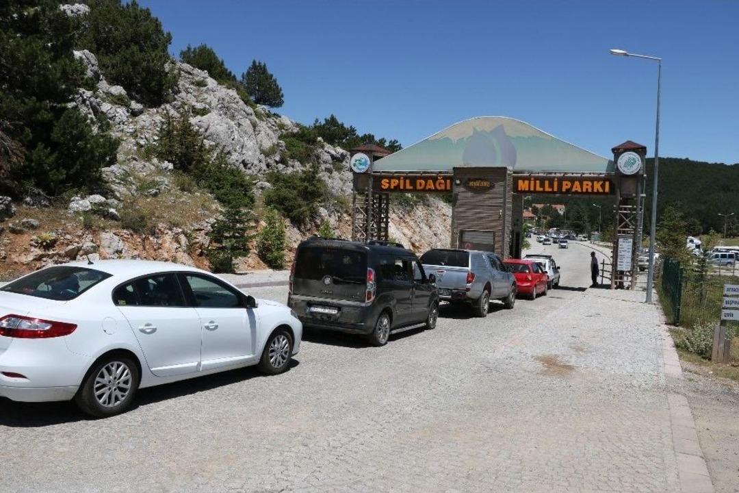 Sıcaktan Bunalan Vatandaşlar Spil Dağı&rsquo;na Akın Etti