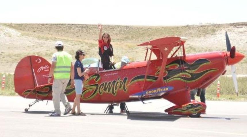 Kadın Pilotun Akrobasi Gösterisi Nefes Kesti