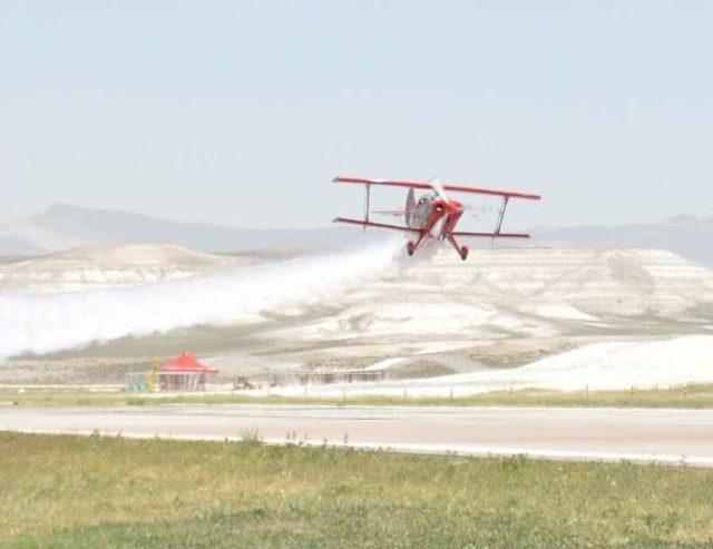 Kadın Pilotun Akrobasi Gösterisi Nefes Kesti