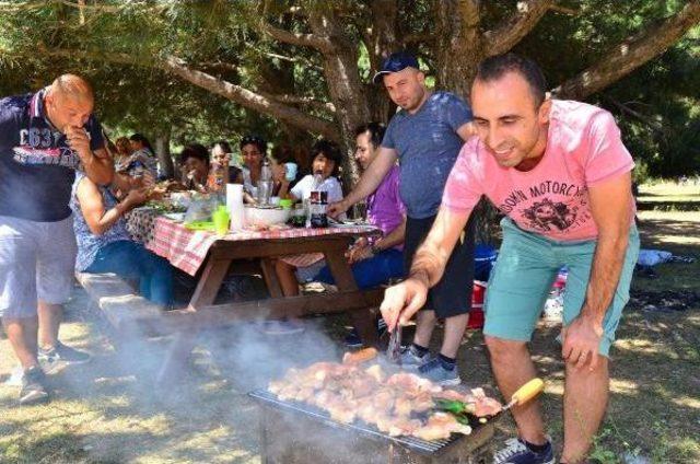 Afrika Sıcaklarından Bunalanlar Spil Dağı'na Koştu