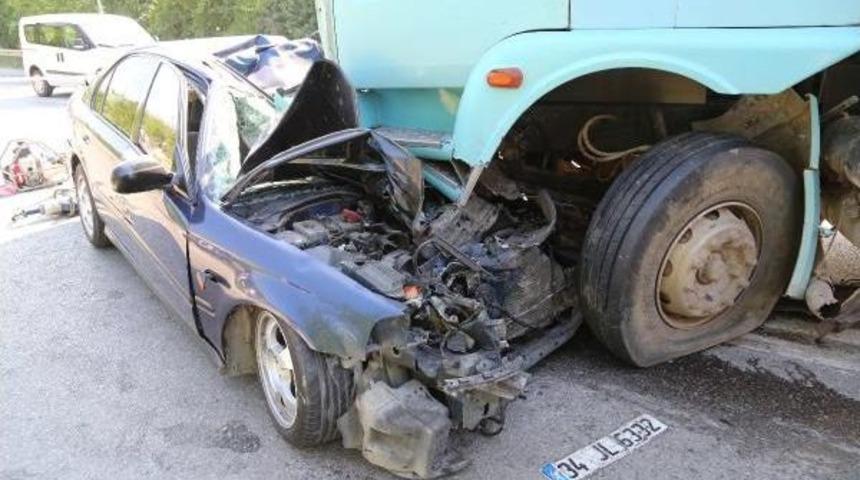 Kamyonun Altına Giren Otomobilin Sürücüsü Öldü