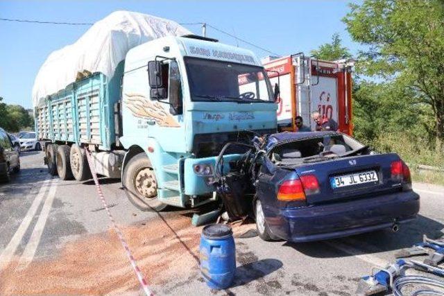 Kamyonun Altına Giren Otomobilin Sürücüsü Öldü