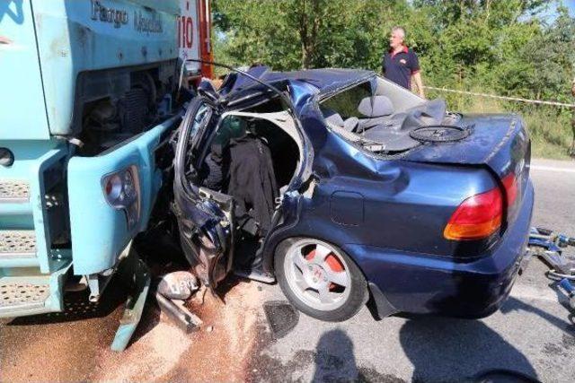 Kamyonun Altına Giren Otomobilin Sürücüsü Öldü